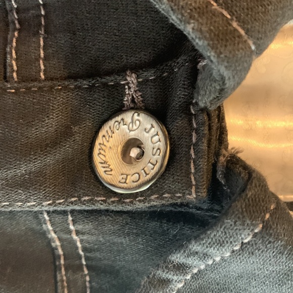 🏷️ 3 for $10
Black jean sleeveless jacket with gray hoodie - Picture 4 of 16